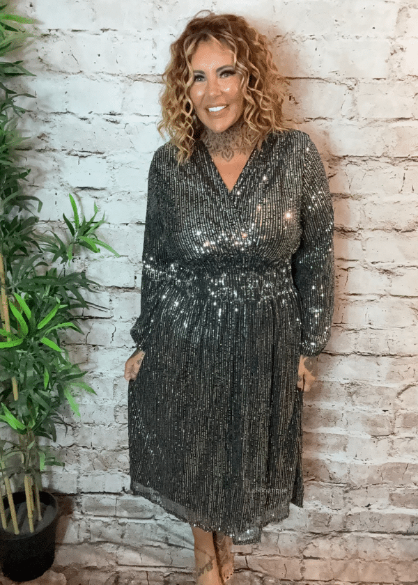 Vixen sparkle dress best fits 12-20 - Image 4