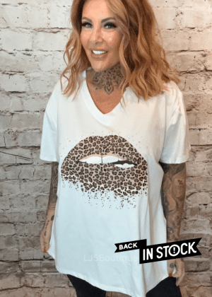 Lippy V-neck t-shirt best fits 16-24