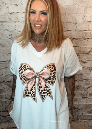 Constance V-neck T-shirt best fits 16-26