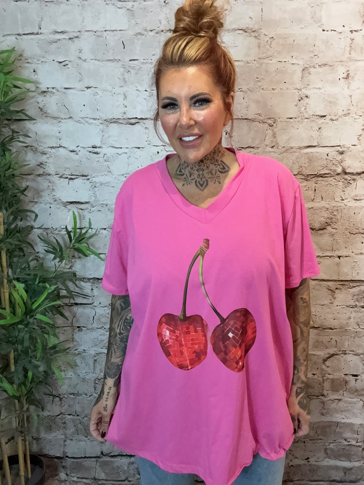 Paris V-neck T-shirt best fits 16-26