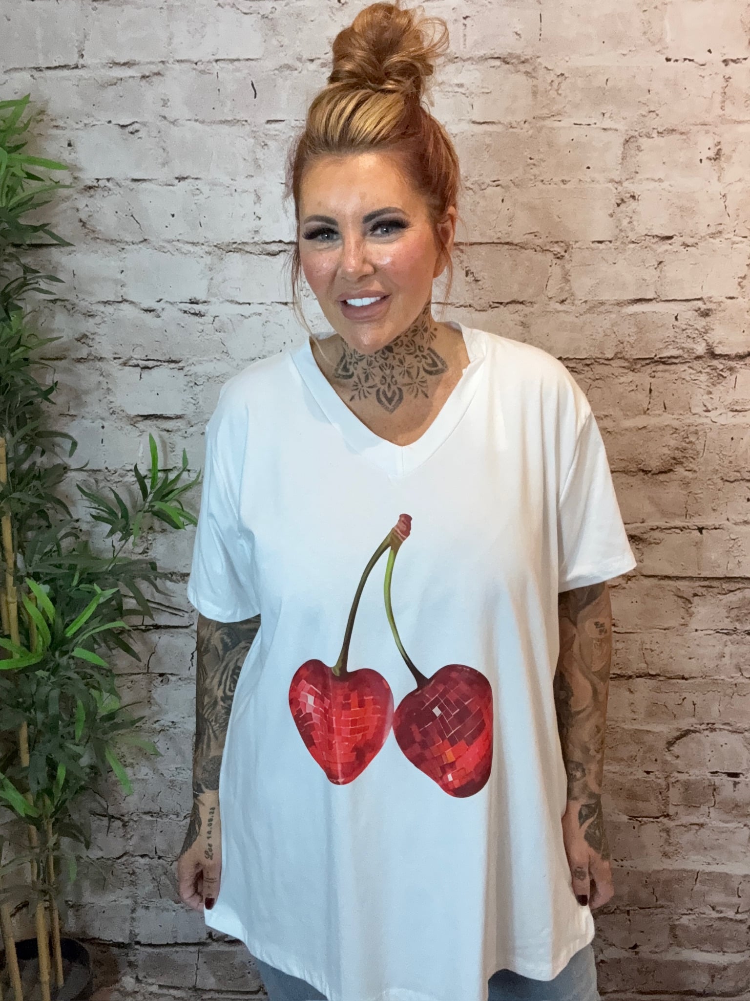 Paris V-neck T-shirt best fits 16-26 - Image 3