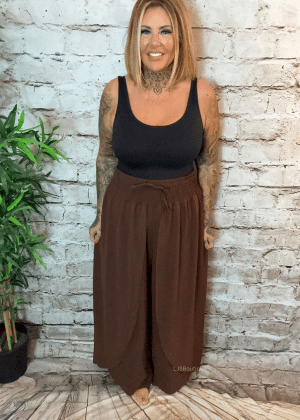 Eliza Wide leg trousers best fits 16-24