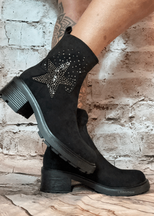 695 Black suede boots