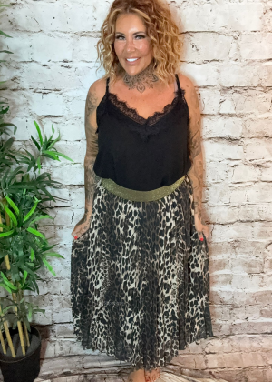Magdalena pleated skirt best fits 16-24