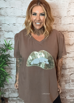 Kiss Kiss V-neck t-shirt best fits 16-24
