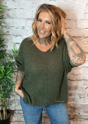 Mary V-neck jumper best fits 14-22