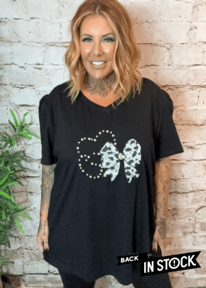Pearl V-neck t-shirt best fits 16-26