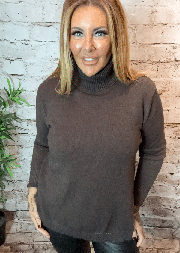 Ruby turtle neck jumper best fits 12-20 - Image 4