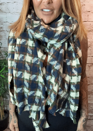 A001 Checked warm scarf