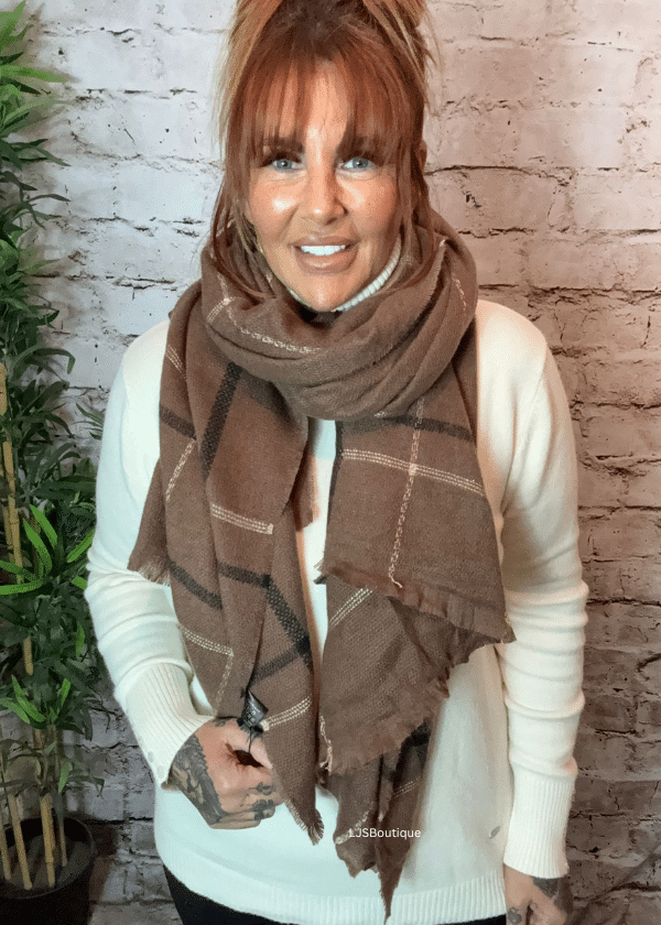 Warm checked scarf - Image 5