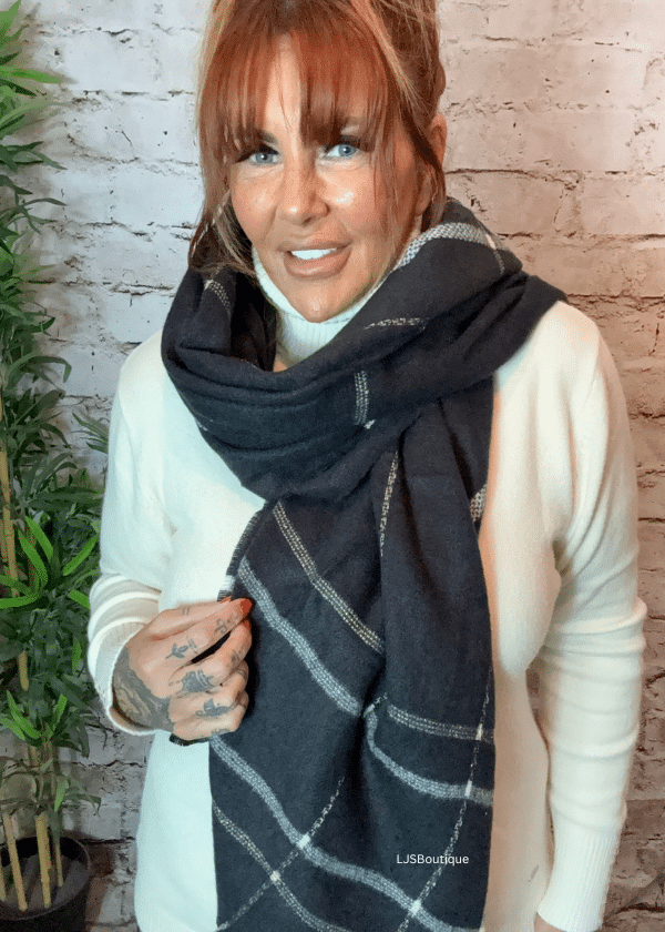 Warm checked scarf - Image 3