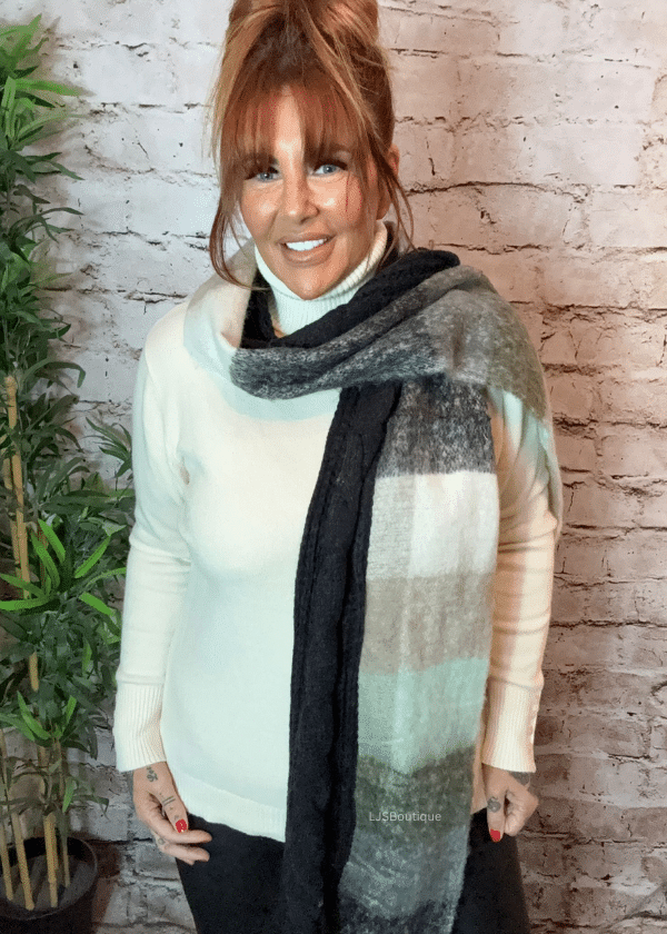 A61 Chunky knit scarf - Image 5