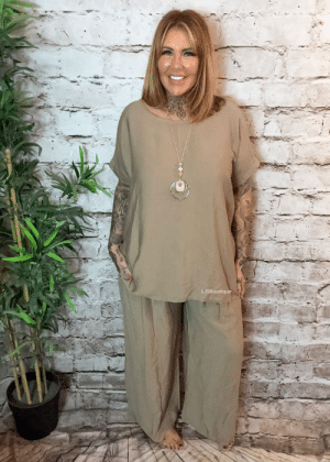 Elizabeth 2 piece outfit best fits 16-24