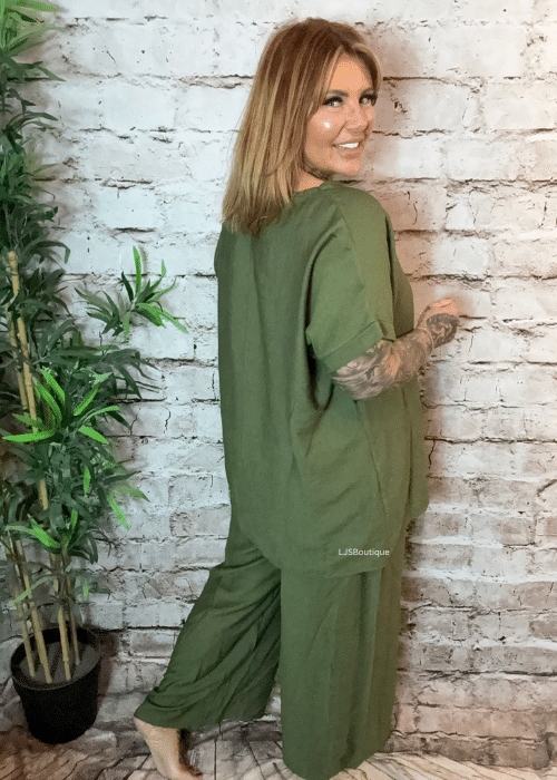 Elizabeth 2 piece outfit best fits 16-24 - Image 6