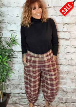 Betty cocoon leg checked pants best fits 14-22. “LAST TWO”