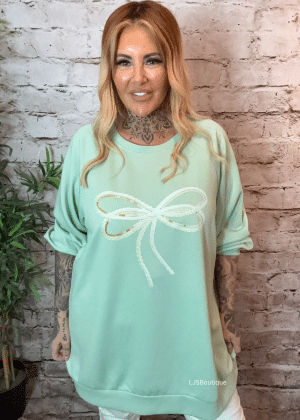 Amaya Oversized sweater best fits 16-24