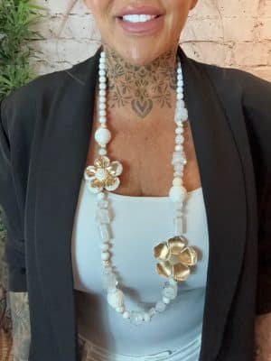 A515 WHITE FLORAL NECKLACE