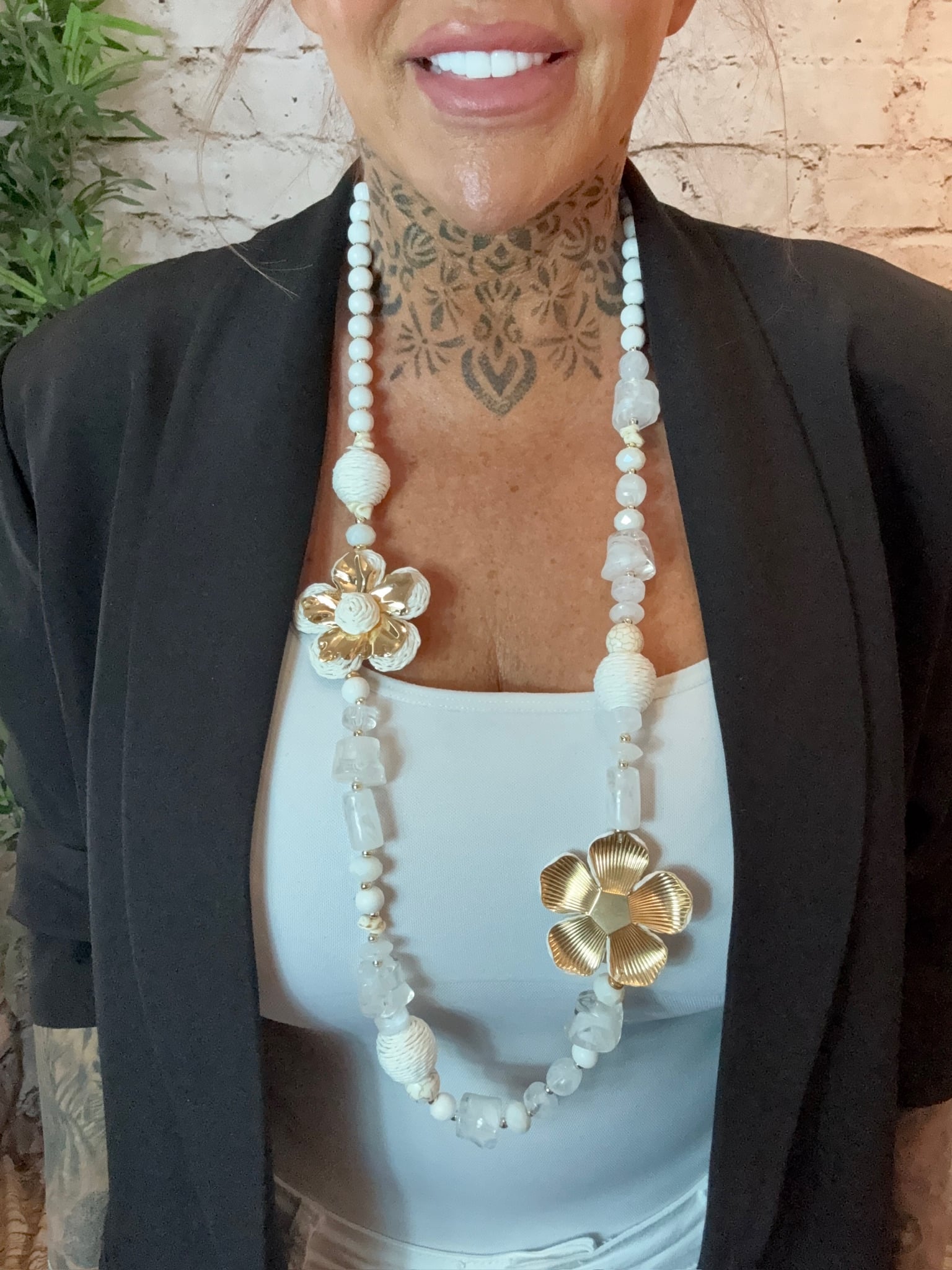 A515 WHITE FLORAL NECKLACE